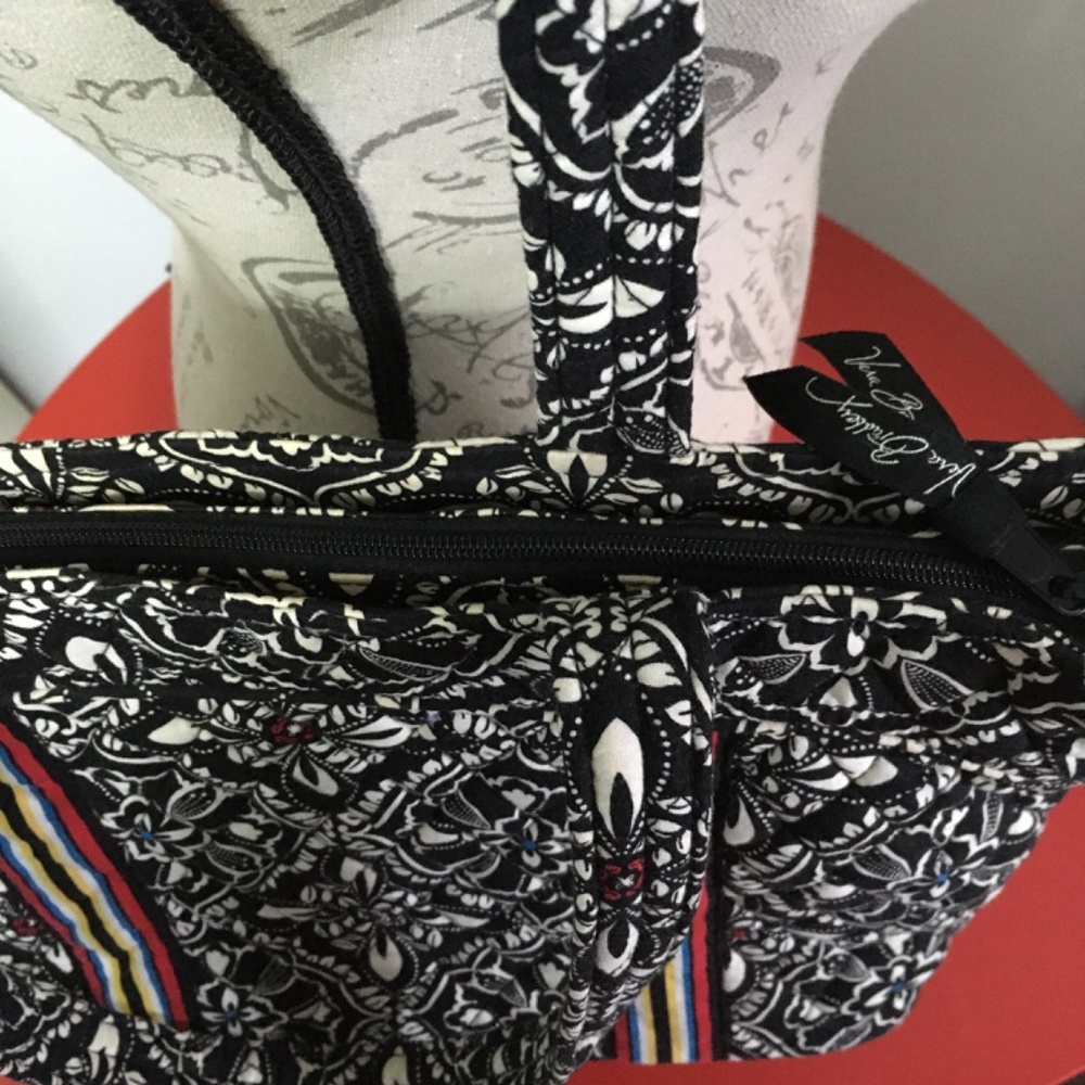 Vera Bradley Small Vera Tote Bag in Barcelona Print Fabric Black/White/Multi - Picture 4 of 11